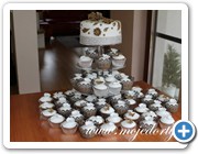 Svatební dortík a cupcakes v hnědo-bílo-stříbrné kombinaci