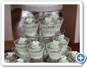 Svatební dortík a cupcakes s monogramy v bílo-zelené barvičce
