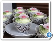 Svatební krémové cupcakes do stojanu v mint-pink barvičce